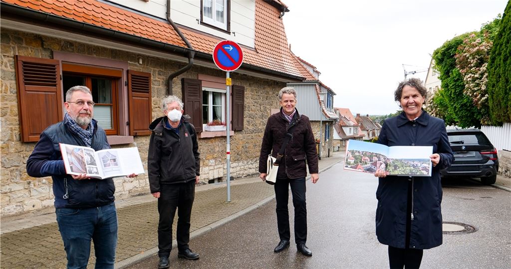 Die Wartbergsiedlung als Thema eines Buchs (v.li.): Dr. Daniel Schulz vom Landesamt für Denkmalpflege, der ehemalige städtische Denkmalpfleger Dr. Christoph Timm, der Leiter der städtischen Sanierungsstelle, Reinhard Maier, und Pforzheims Baubürgermeisterin Sibylle Schüssler.privat