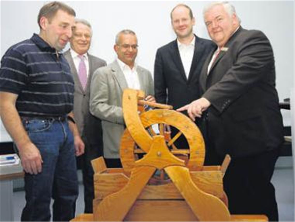 Die Wasserkraft als älteste Form erneuerbarer Energien demonstriert am Modell der Kapfenhardter Mühlenbesitzer Eckhardt Mönch den Initiatoren des regionalen Energie-Tags Heinz Hornberger, Helmut Andrä und Dirk Büscher vom Regionalverband sowie Sparkassen-Direktor Hans Neuweiler (v. li.). Foto: Kollros
