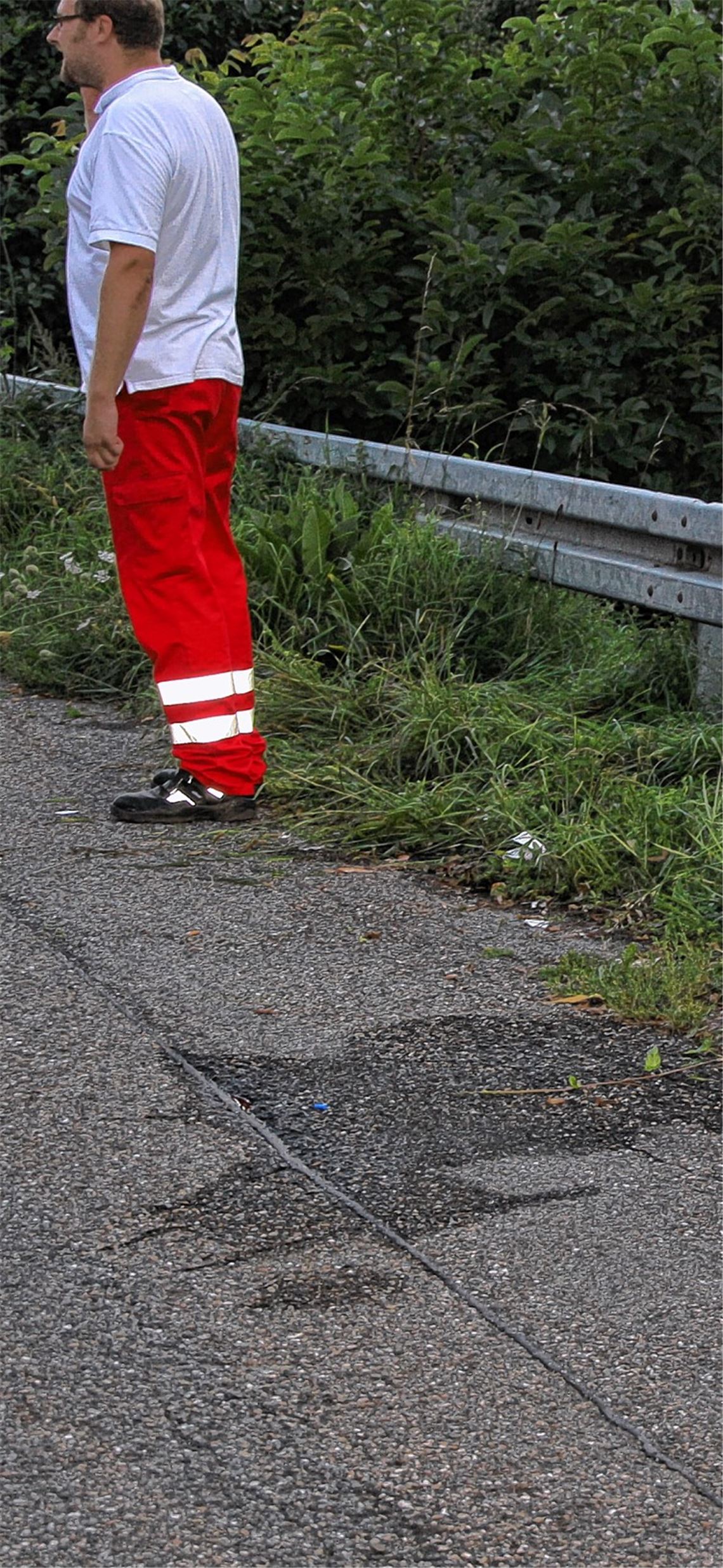 Die Wasserlache zeigt, wo das Opfer aus dem Enzkanal gerettet wurde.