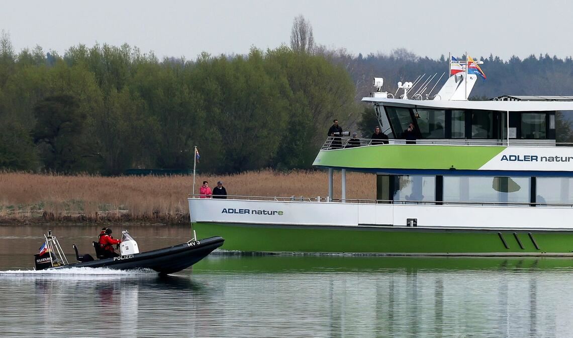 Die Wasserschutzpolizei begleitet teils ein Ausflugsschiff, von dem am Wochenende eine Frau gesprungen war. Die Polizei hatte sie in der Nähe des Wals aus dem Wasser geholt.