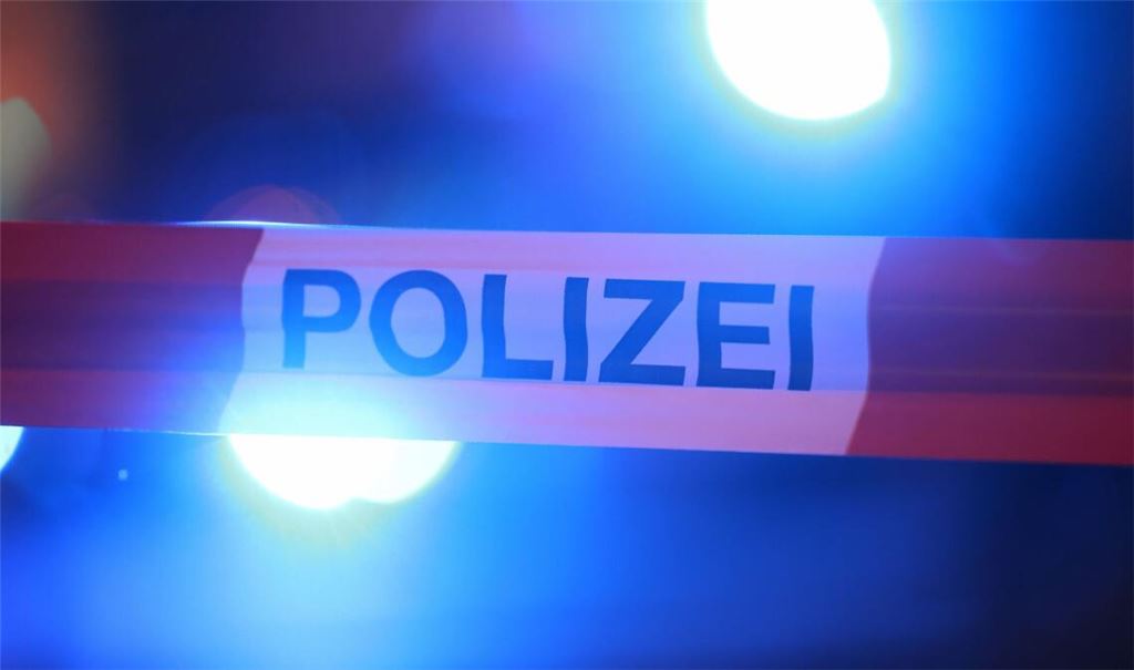 Die Wasserwacht und Polizei setzen die Suche nach dem Vermissten fort. (Symbolbild)