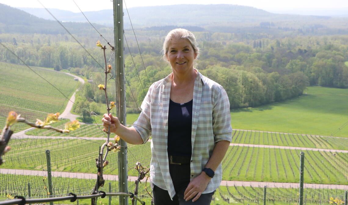 Die Weinberge in Diefenbach sind für Ditmar Jense nicht nur Arbeits-, sondern auch Wohlfühlort. Davon möchte sie bei ihren Weinerlebnistouren berichten. Foto: Deeg