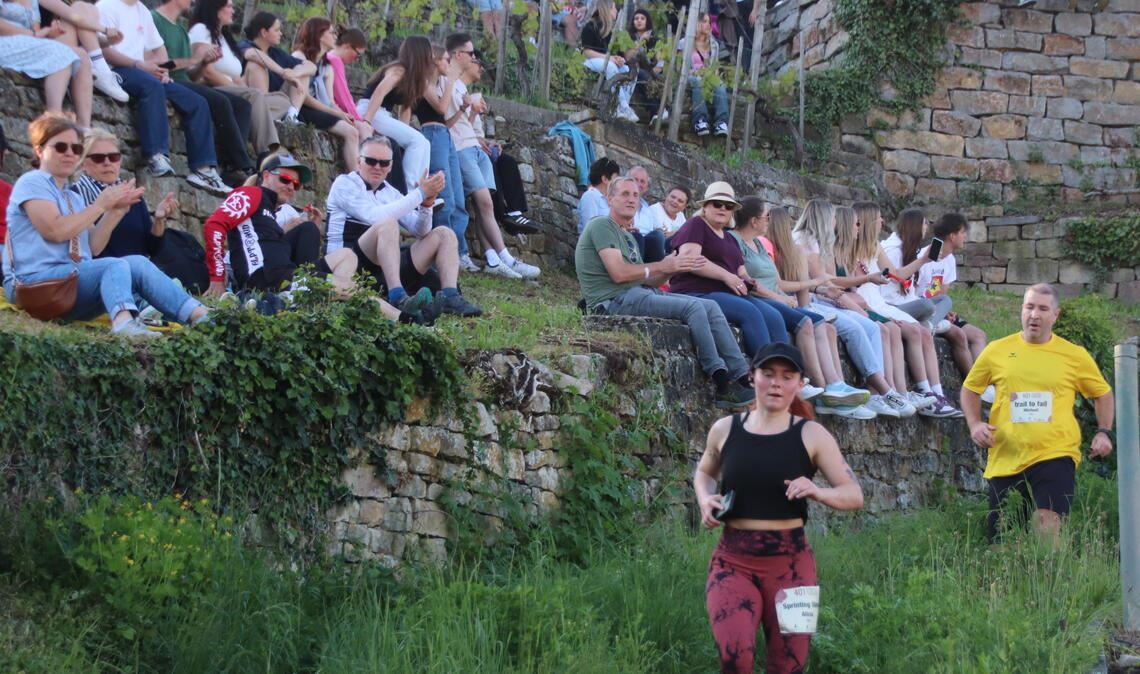 Die Weinbergmauern dienen als beliebte Zuschauertribüne.