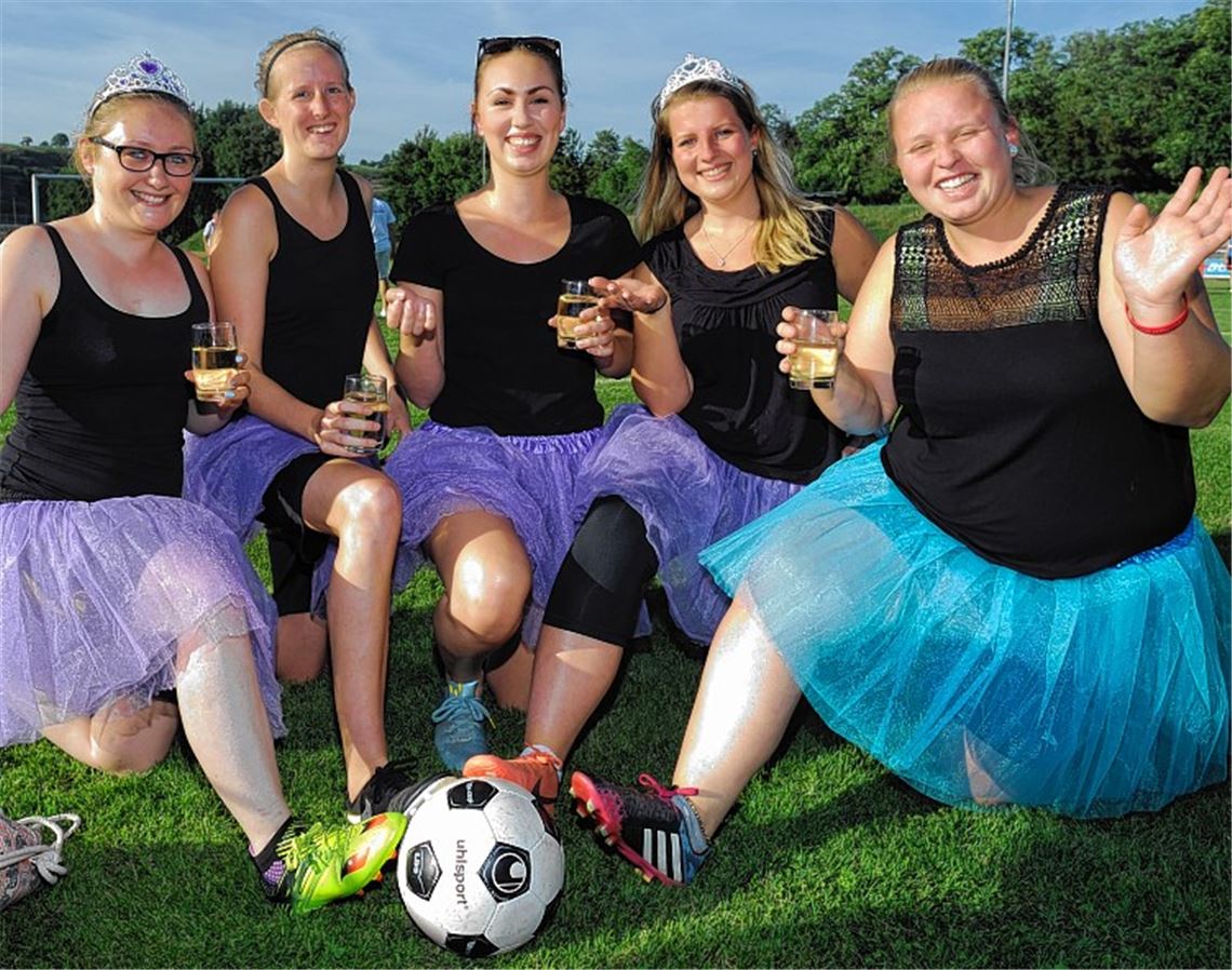 Im Ballettröckchen zum Strafstoßpunkt