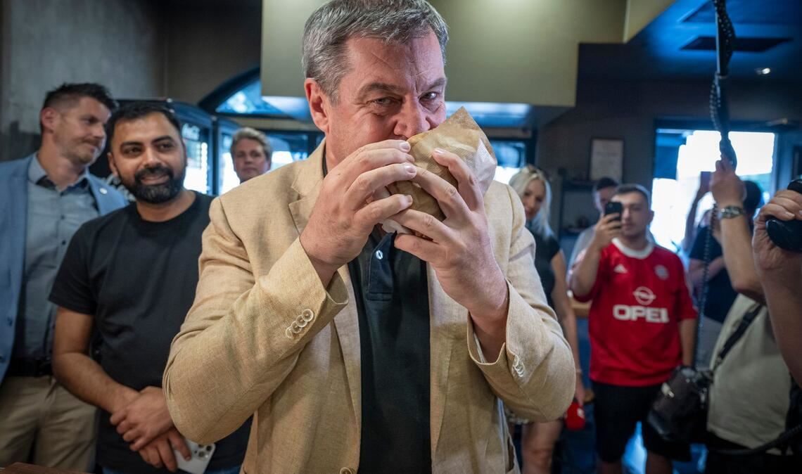 Die Weltlage sei ernst geworden - das will Bayerns Ministerpräsident Markus Söder (CSU) künftig auch bei seinen Social-Media-Auftritten berücksichtigen - und nicht mehr ganz so viele Döner-Fotos posten (Archivbild).