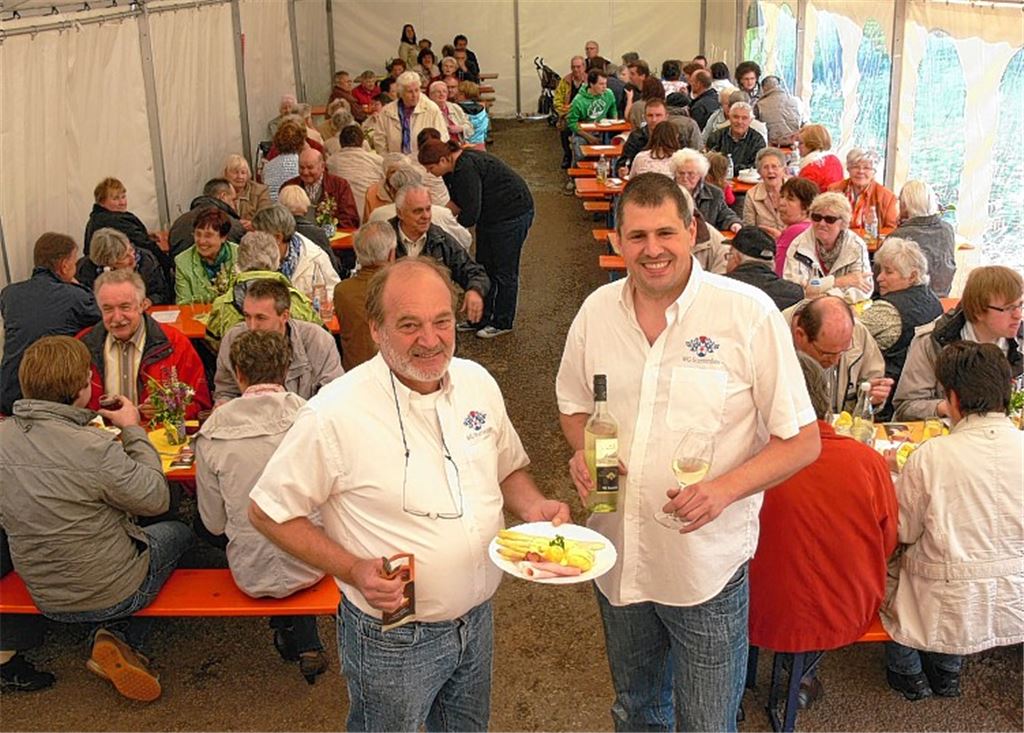 Die Wengerter – im Bild Klaus Jüngling und Stefan Exner (re.) von der WG – verköstigen die Besucher unter anderem mit frischen Spargelgerichten und den heimischen Weinen.