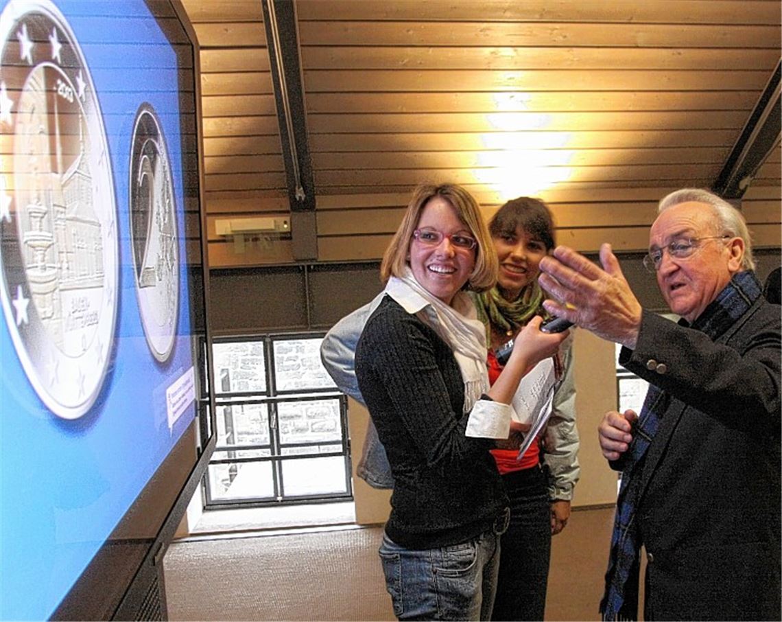 Die Westfassade der Maulbronner Klosterkirche und der Brunnen, der erst im 19. Jahrhundert entstand, sind die Vorlagen, die der Künstler Eugen Ruhl (re.) auf dem baden-württembergischen Zwei-Euro-Stück verewigt hat.