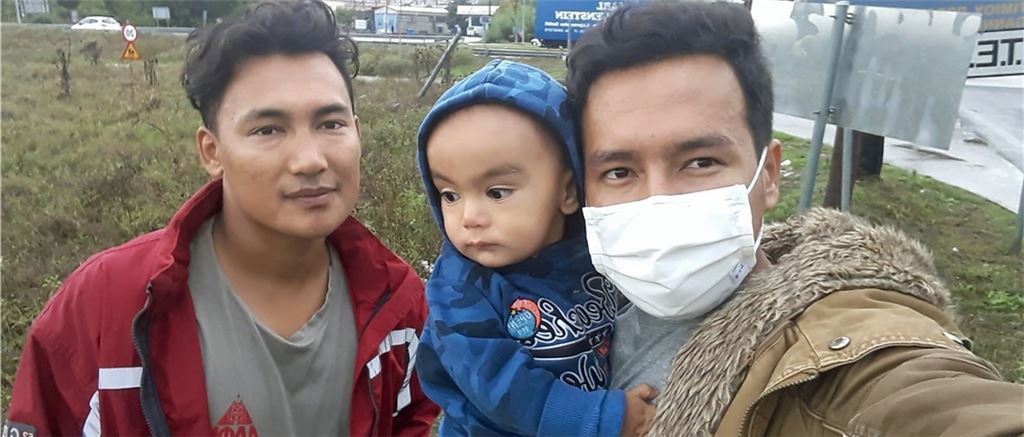 Die Wiedersehensfreude im Camp Serres währt nur kurz: Mohammad Jafari mit seinem Sohn Benjamin und seinem Bruder Ali, der ebenfalls vor den Taliban geflüchtet ist. Fotos: privat