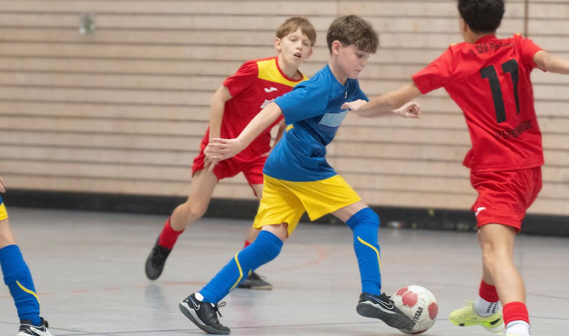 Die Wiernsheimer D-Jugend im Spiel gegen den TSV Phönix Lomersheim (blaue Trikots). Foto: Fotomoment 