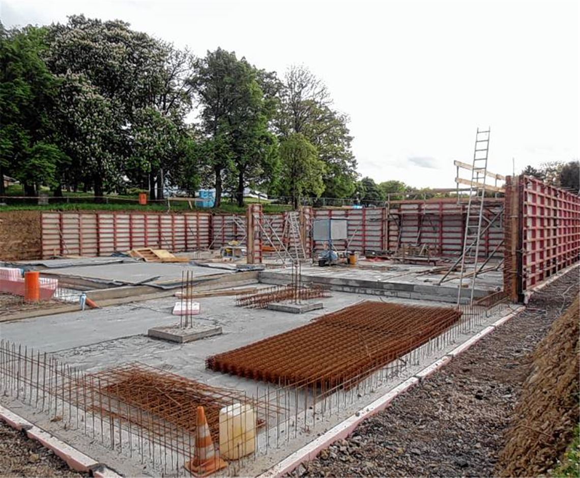 Die Wiernsheimer Erzieherinnen Stephanie Schaan und Barbara Fix werben für einen kuscheligen „Snoezelenraum“ für den Nachwuchs im künftigen Bildungszerum, das 40 Kleinkindergruppenplätze und 52 Regelkindergruppenplätze bieten wird. Doch zunächst muss das 4,5-Millionen-Euro-Projekt, das im Mai 2013 eingeweiht werden soll, fertiggestellt werden. Die Fortschritte sind nicht zu übersehen.