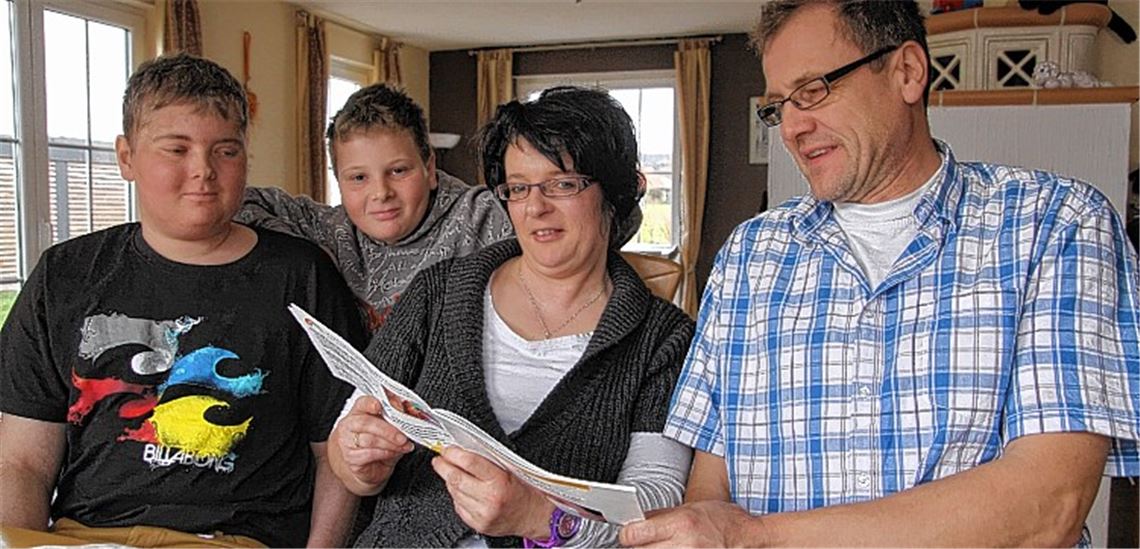 Die Wiernsheimer Familie Scheufler hat nach der Leukämie-Diagnose bei ihrem Sohn Jannick schwere Stunden durchlebt. Inzwischen hat sich die Gesundheit des Jugendlichen wieder stabilisiert. Bild: das Ehepaar Jochen und Sonja Scheufler zusammen mit den Söhnen Nico und Jannick (li.).