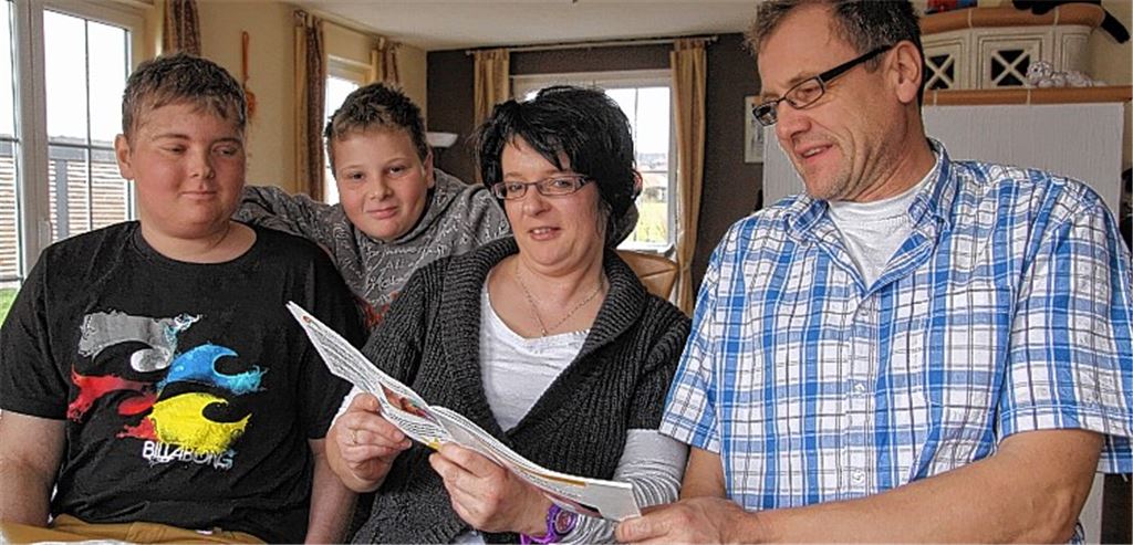 Die Wiernsheimer Familie Scheufler hat nach der Leukämie-Diagnose bei ihrem Sohn Jannick schwere Stunden durchlebt. Inzwischen hat sich die Gesundheit des Jugendlichen wieder stabilisiert. Bild: das Ehepaar Jochen und Sonja Scheufler zusammen mit den Söhnen Nico und Jannick (li.).