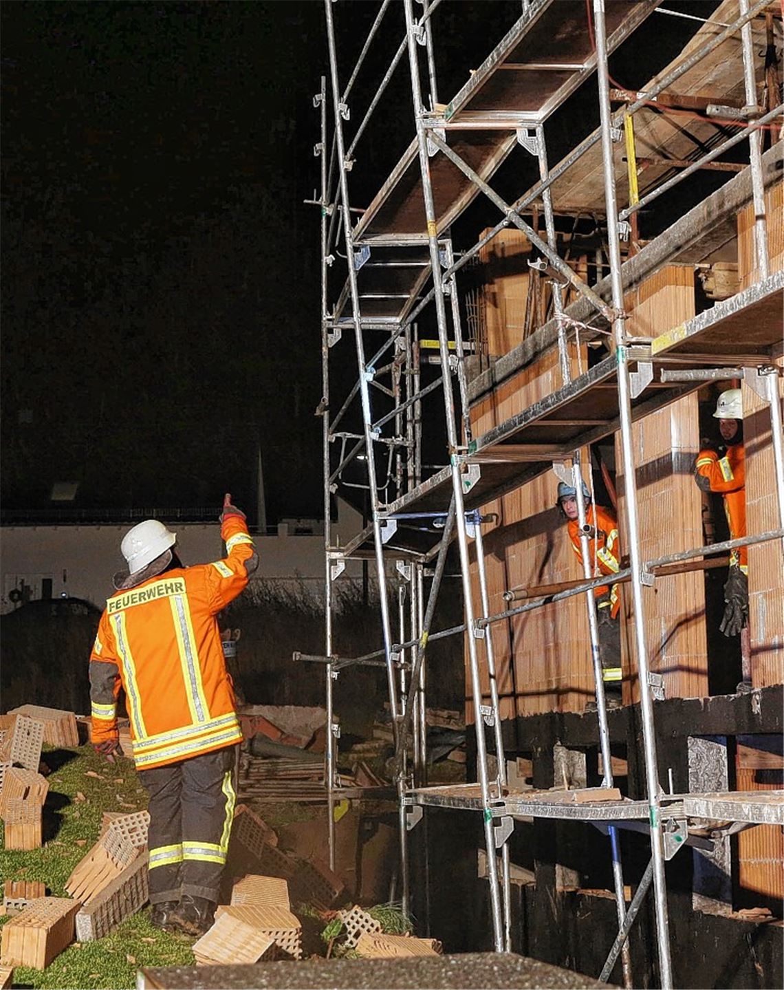 Die Wiernsheimer Feuerwehr muss ein instabiles Baugerüst sichern, das wegen heftiger Sturmböen ein Nachbargebäude bedroht. Foto: privat
