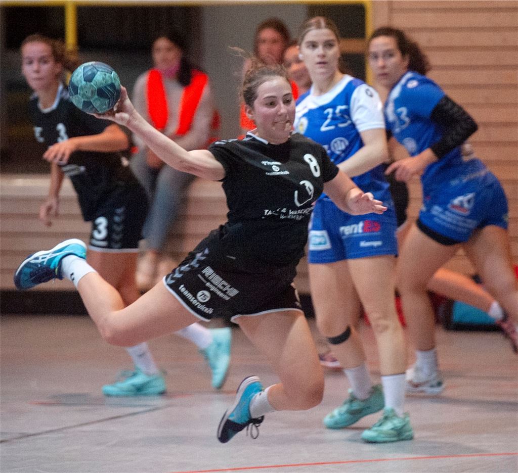 Die Wiernsheimerinnen (schwarze Trikots) erkämpfen sich einen klaren Sieg. Foto: vh