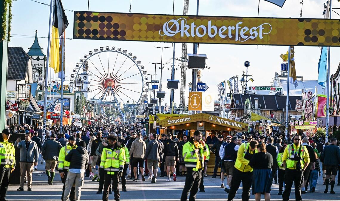 Die Wiesn wurde am Abend wieder geöffnet.