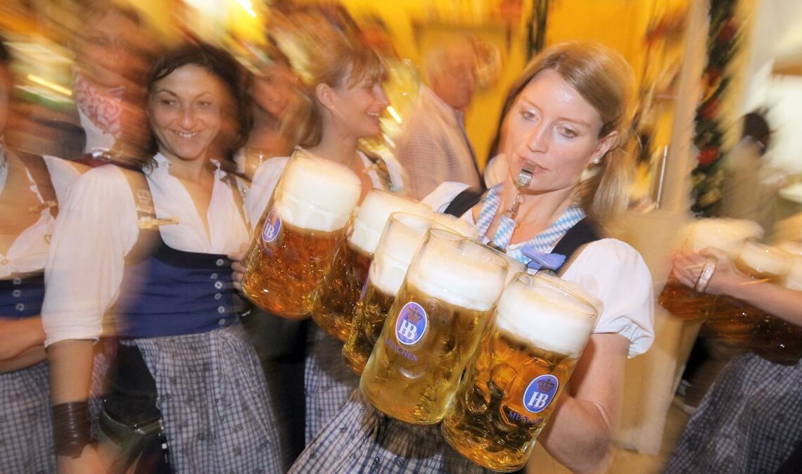 Die Wiesnmaß knackt in diesem Jahr die 15-Euro-Marke. (Archivbild)