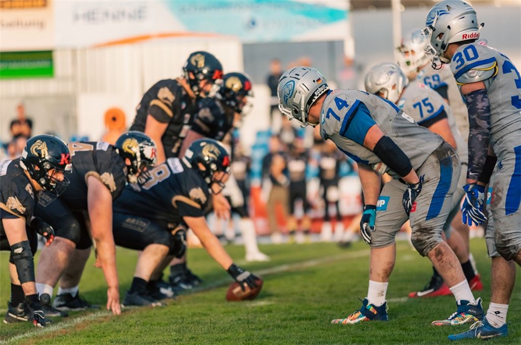 Die Wilddogs (grau) stehen den Gießen Golden Dragons in der Relegation gegenüber und verlieren knapp. Foto: Fabian Schumacher