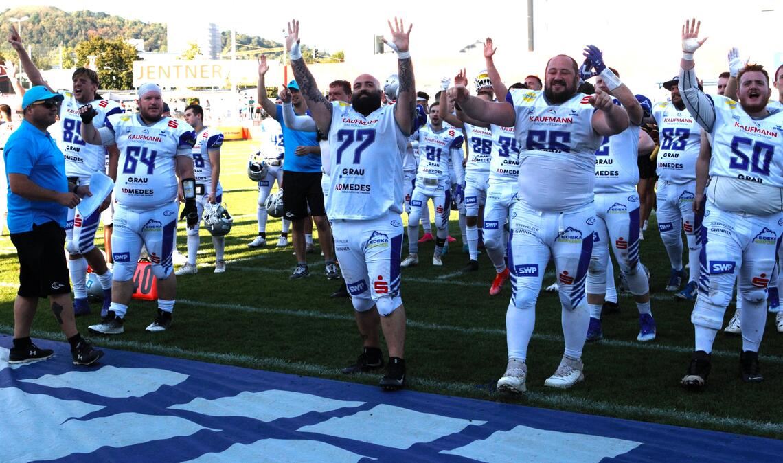 Die Wilddogs lassen sich feiern. Foto: Keller