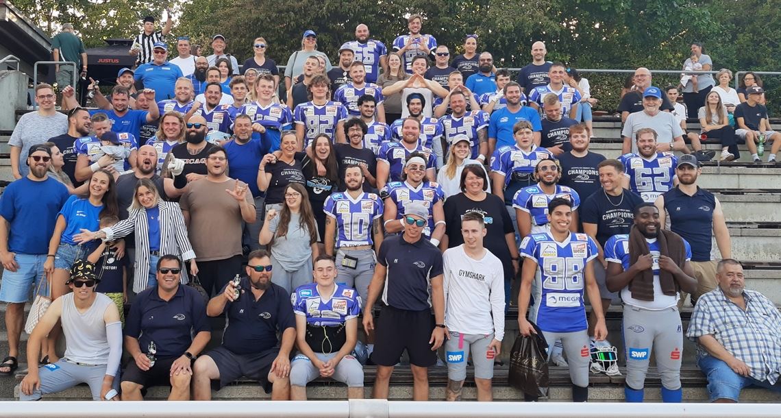 Die Wilddogs und ihre Fans freuen sich über eine perfekte Saison in der Football-Regionalliga. Foto: privat