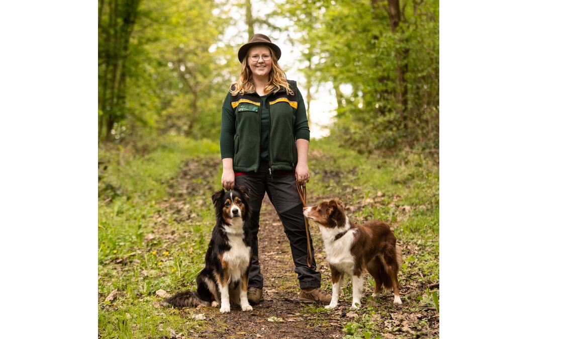 Die Wildtierbeauftragte des Enzkreises, Sofie Bloß, mit „Mia“ und „Lou“. Foto: privat