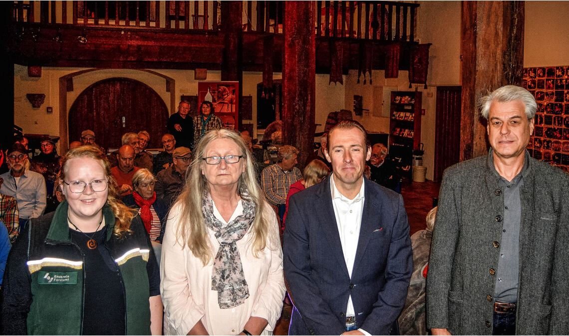 Die Wildtierbeauftragte des Enzkreises, Sofie Bloß (v.li.), Luise Lüttmann vom Schwäbischen Heimatbund, Mühlackers Stadtarchivar Markus Friedrich und sein Maulbronner Kollege Martin Ehlers beleuchten in der historischen Kelter in Mühlacker vor zahlreichen Interessierten das Thema Jagd. Fotos: Stahlfeld