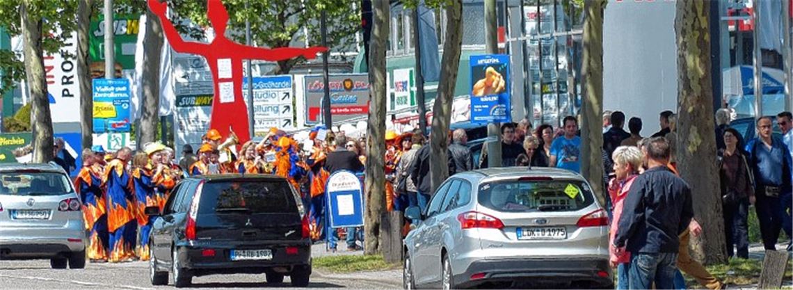 Die Wilferdinger Höhe wird am verkaufsoffenen Sonntag zur Bummelmeile. Schon kurz nach dem Startschuss herrscht viel Betrieb. Fotos: Roth