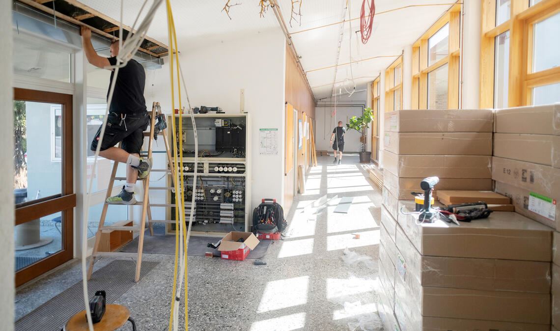 Die Willy-Schenk-Schule gehört derzeit den Handwerkern. Foto: Fotomoment