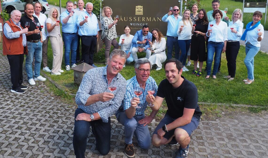 Die Winzer Frank Jaggy, Christian Häußermann und Philipp Plag (v.li.) stoßen mit den Festwirten auf die gelungene Weinauswahl für das 38. Oechslefest an. Foto: Müller