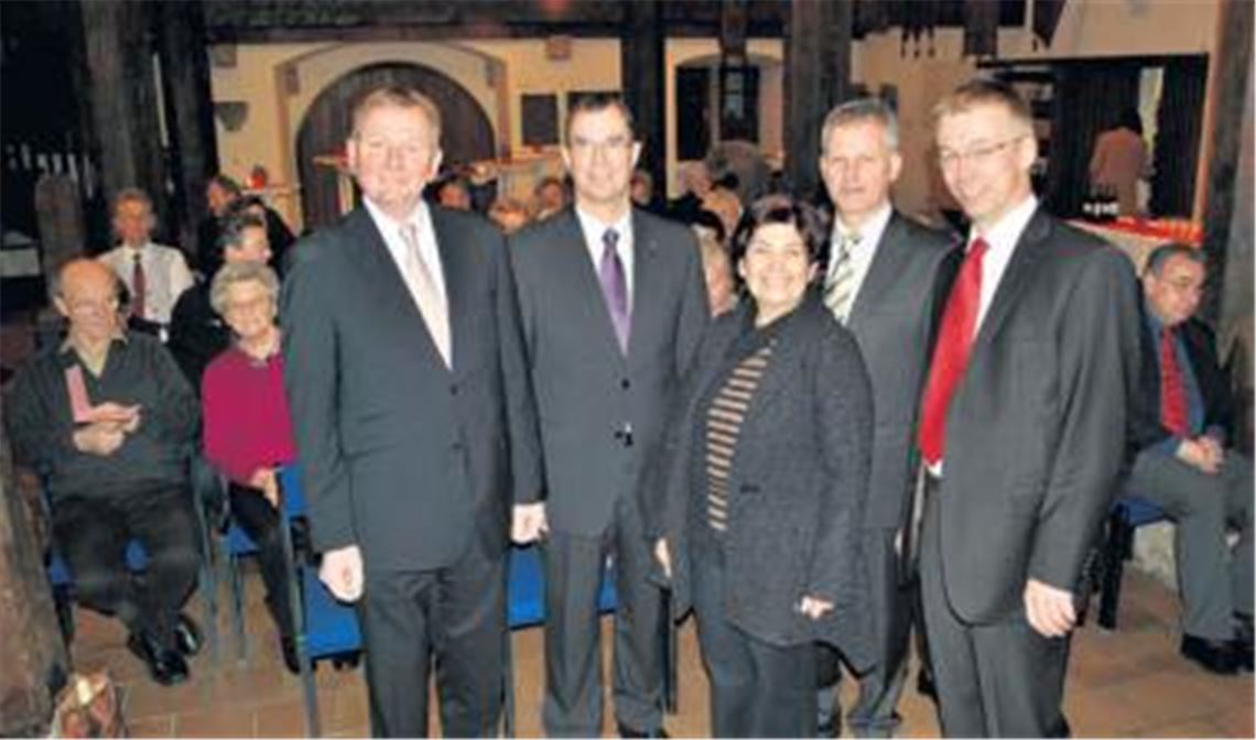 Die Wirtschaftskrise als Chance für Stadt und Land: Claus Schmiedel, Oberbürgermeister Frank Schneider, Rita Rapp, Landtagsabgeordneter Thomas Knapp und Gemeinderatsfraktionsvorsitzender Dr. Roland Peter beim Neujahrsempfang des SPD-Ortvereins Mühlacker. (v.li.)
Foto: Stahlfeld