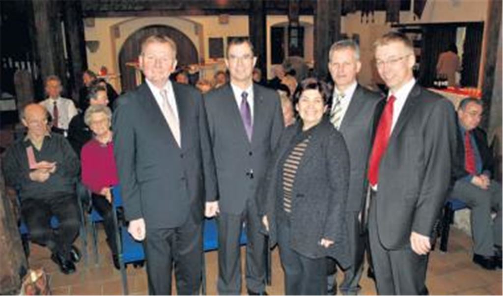 Die Wirtschaftskrise als Chance für Stadt und Land: Claus Schmiedel, Oberbürgermeister Frank Schneider, Rita Rapp, Landtagsabgeordneter Thomas Knapp und Gemeinderatsfraktionsvorsitzender Dr. Roland Peter beim Neujahrsempfang des SPD-Ortvereins Mühlacker. (v.li.)
Foto: Stahlfeld