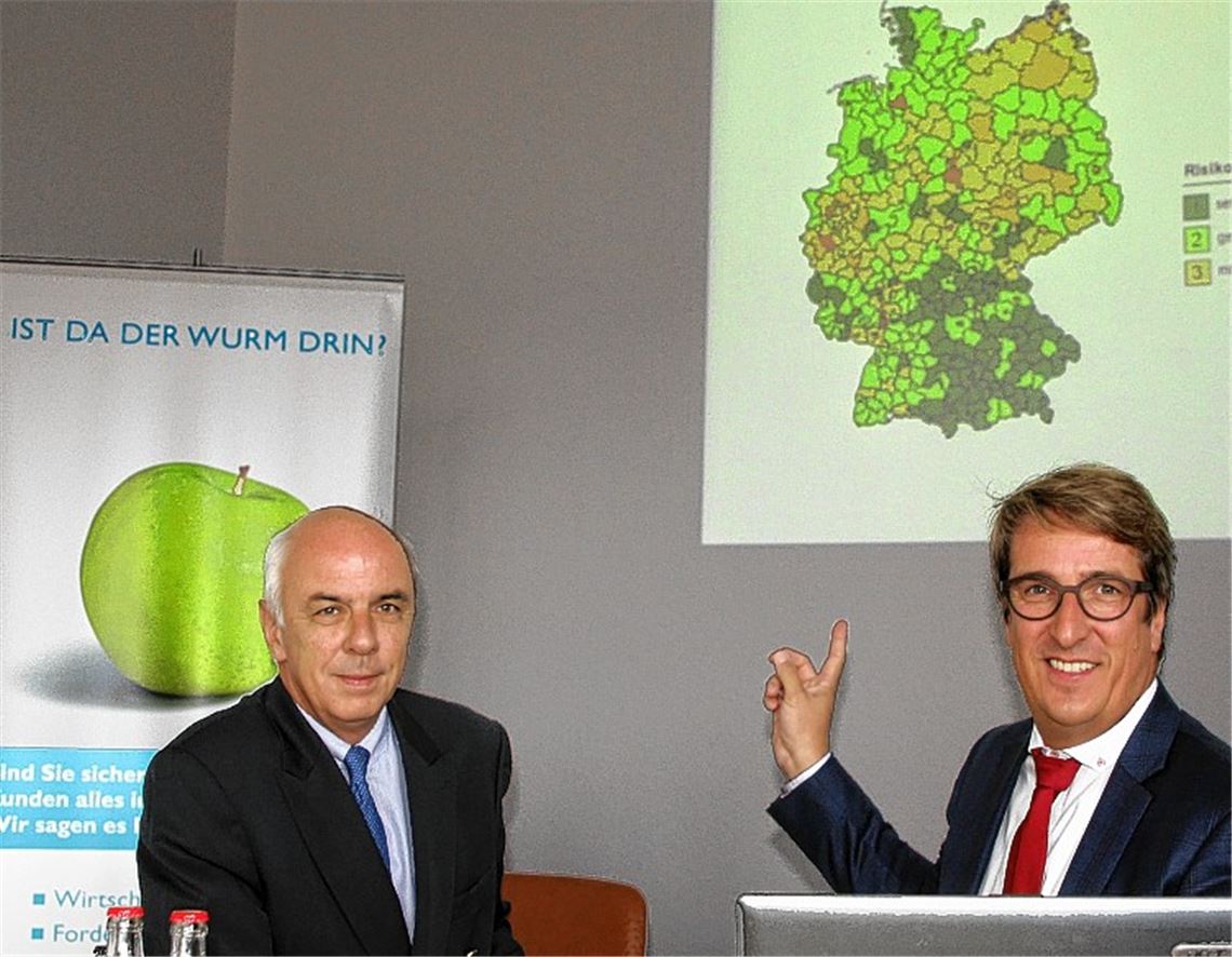„Die Wirtschaftsregion Nordschwarzwald befindet sich im Aufschwung“, scheint der Geschäftsführer der Auskunftei Creditreform, Jens Schott (re.), anzudeuten. Links der Vorstandsvorsitzende des Vereins, Professor Andreas Fuhrmann. Foto: Kollros
