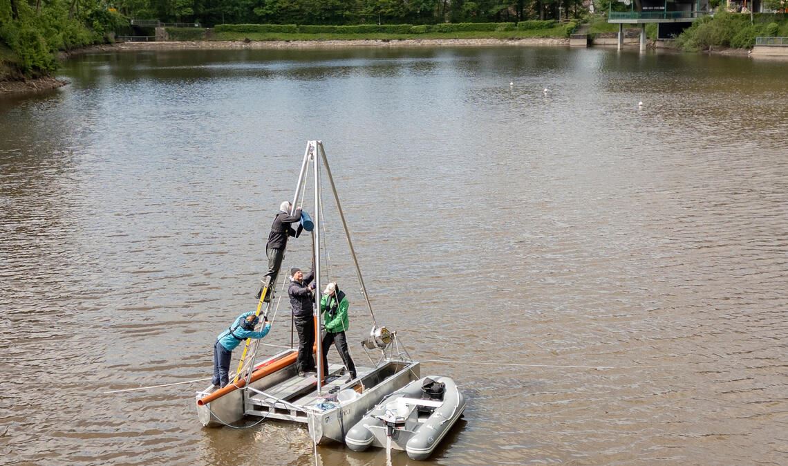 Die Wissenschaftler auf dem See bei der Arbeit. Fotos: Fotomoment
