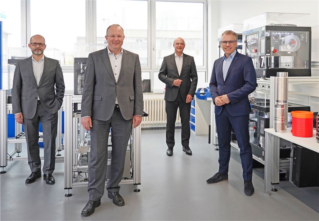 Die Witzenmann-Geschäftsführung im 3-D-Druck-Zentrum des Unternehmens: Heiko Pott, Dr. Andreas Kämpfe, Dr. Eberhard Wildermuth und Philip Paschen. Witzenmann/Harald Kunzmann
