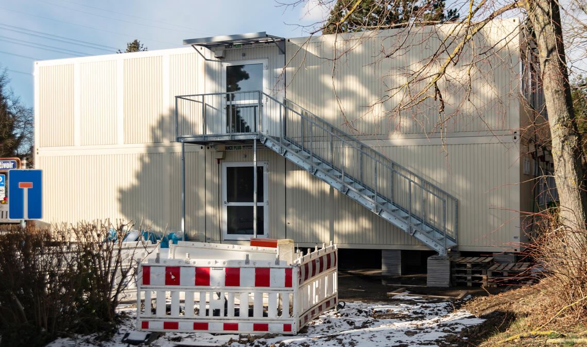 „Mehrarbeit ist auf Dauer nicht leistbar“ Die Wohncontainer, in denen bestenfalls ab Ende Februar Flüchtlinge in der vorläufigen Unterbringung ein zu Hause finden sollen, sind in Pinache schon aufgebaut. Foto: Fotomoment