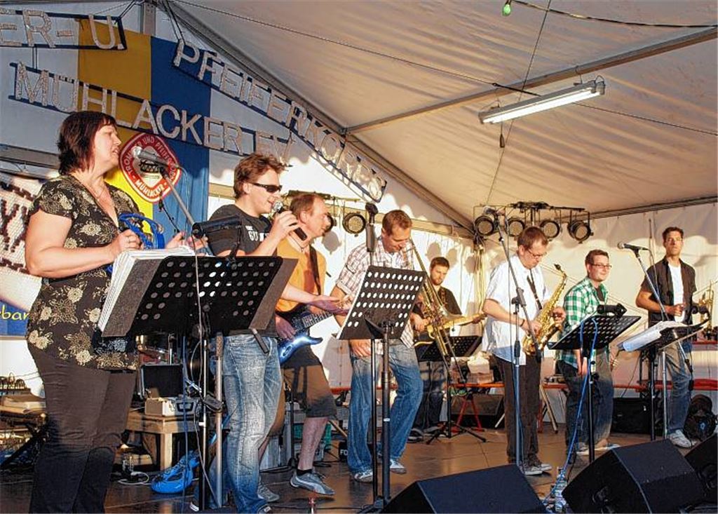 Die XXL-Partyband heizt dem Publikum auf dem Kelterplatz kräftig ein.