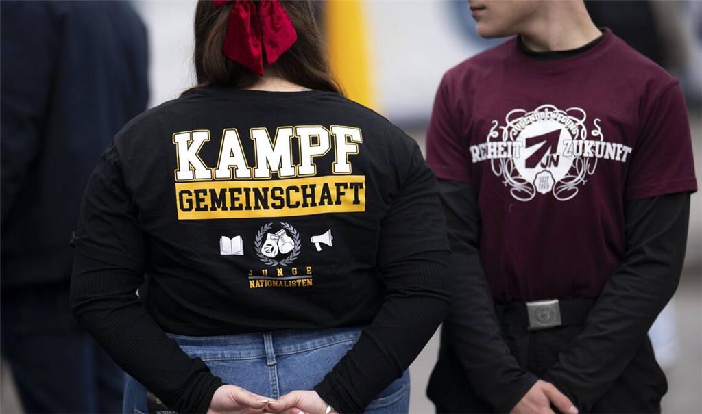 Die Zahl Jugendlicher und junger Erwachsener, die in Deutschland rechtsextreme Straftaten verüben, bleibt auf hohem Niveau (Symbolfoto).