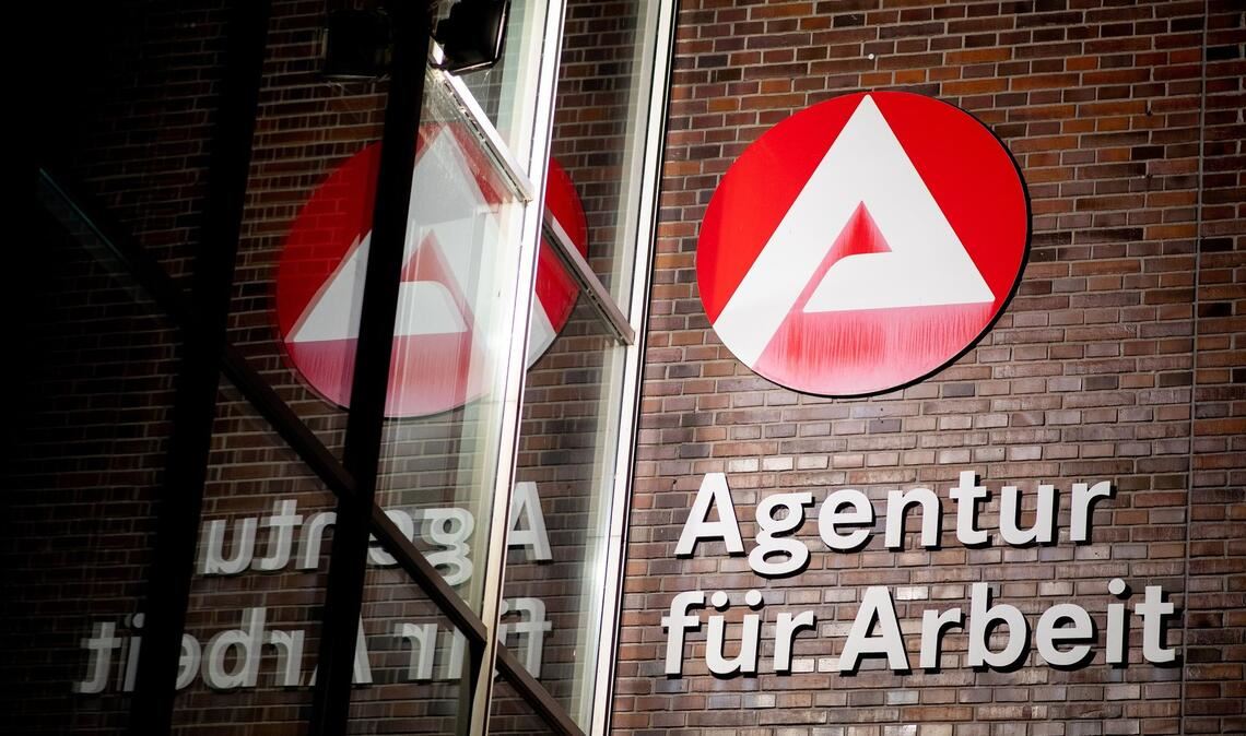 Die Zahl der Arbeitslosen in Deutschland ist im April nur geringfügig gesunken. (Archivbild)
