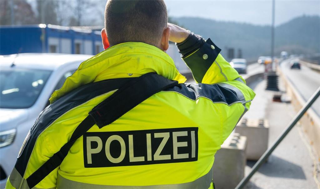 Die Zahl der Asylerstanträge ist zurückgegangen - das Bundesinnenministerium führt das auch auf Grenzkontrollen zurück. (Symbolbild)