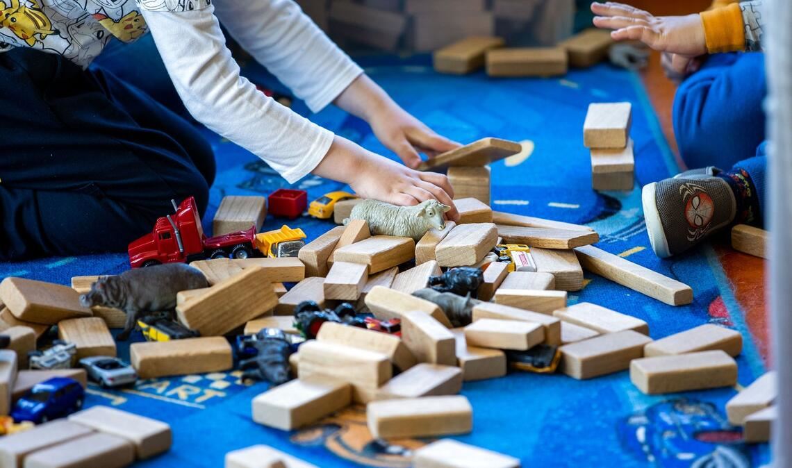 Die Zahl der Beschäftigten in den Kitas nimmt zu, obwohl die Zahl der betreuten Kinder sinkt. (Symbolbild)
