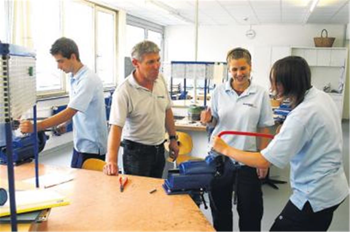 Die Zahl der Unternehmen mit traditionellen Lehrwerkstätten  hier die Witzenmann-academy in Pforzheim  werden weniger, was jungen Leuten die Suche nach einem Ausbildungsplatz erschwert. Die Wirtschaftskrise verschärfte zudem die Situation. 
Foto: Kollros