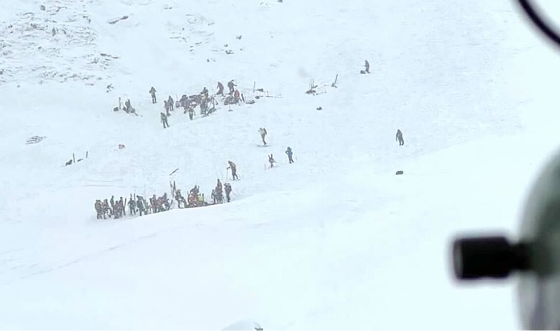 Die Zahl der Verschütteten war zunächst nicht klar.