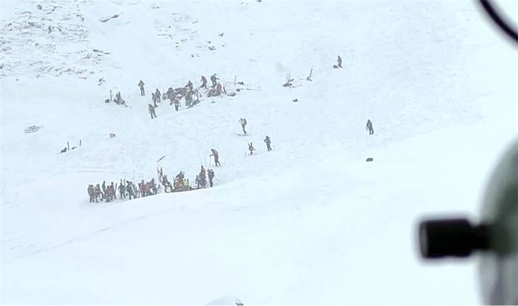 Die Zahl der Verschütteten war zunächst nicht klar.