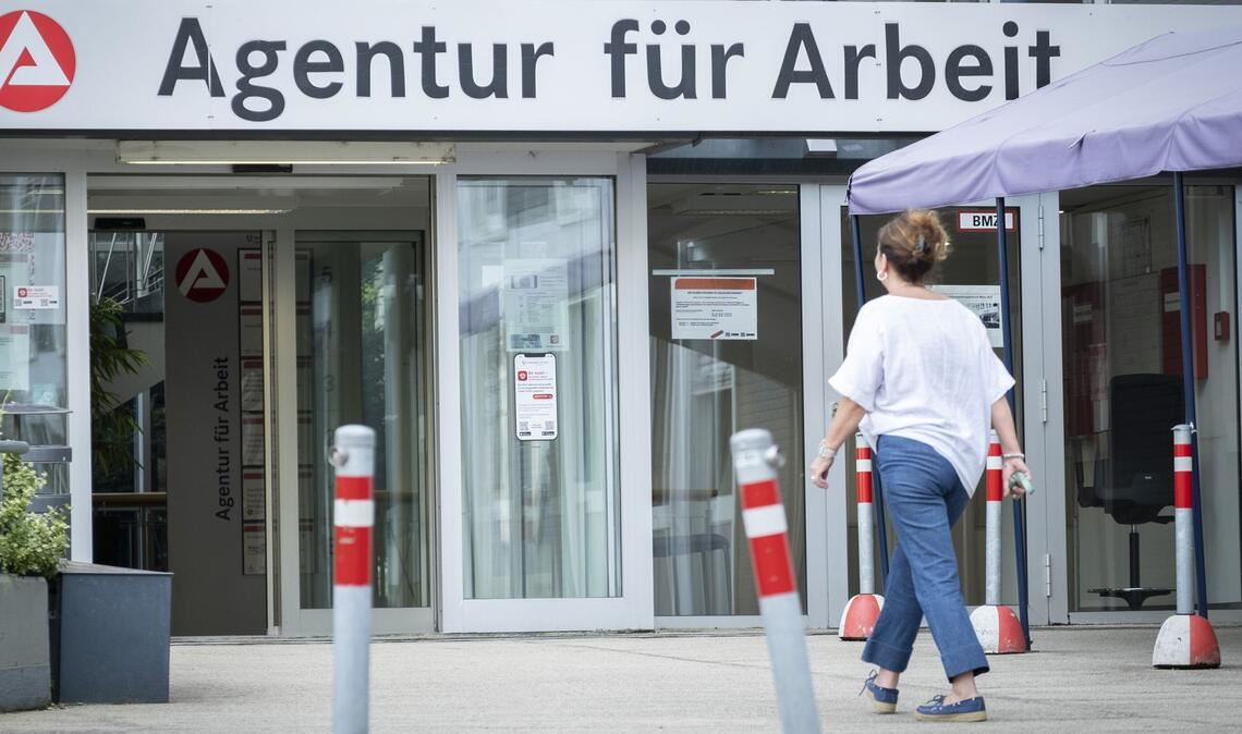 Die Zahl der hochqualifizierten Arbeitslosen sei 2025 um 20,3 Prozent gestiegen.