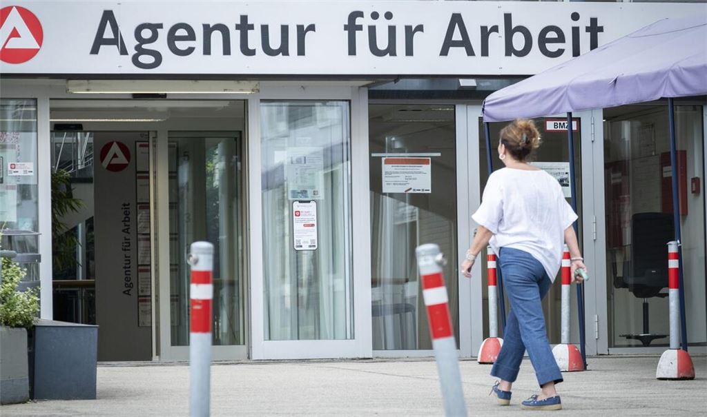 Die Zahl der hochqualifizierten Arbeitslosen sei 2025 um 20,3 Prozent gestiegen.