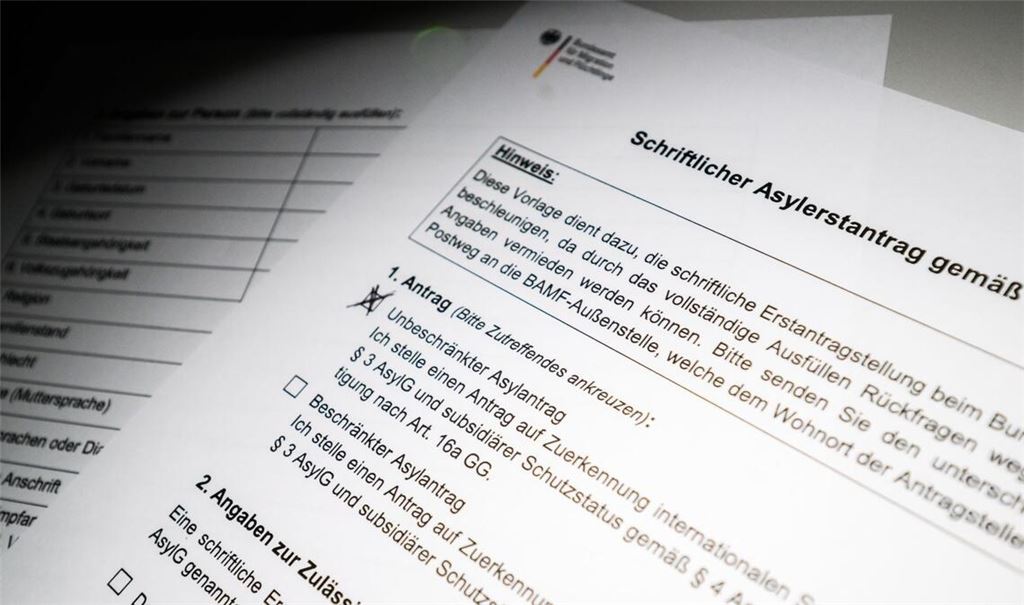 Die Zahl der in Deutschland gestellten Asylanträge ging 2025 deutlich zurück. (Illustration)
