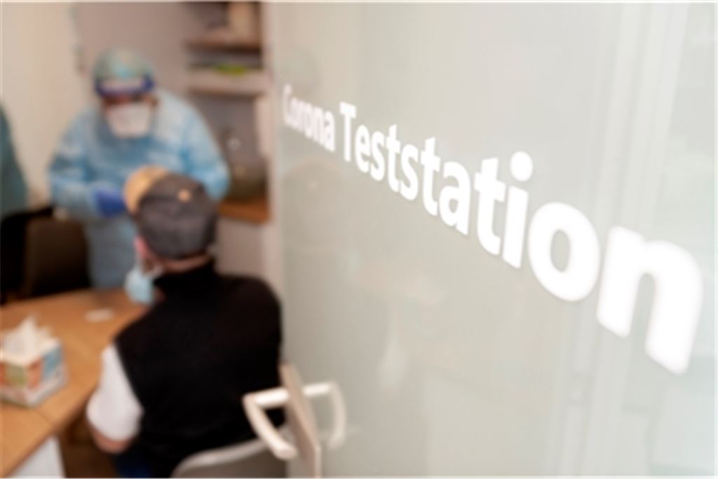 Die Zahl der positiv getesteten Menschen steigt auch in der Region nach wie vor an. Das Omikron-Virus verbreitet sich sehr schnell. Zum Glück verläuft eine Infektion mit dieser Variante meist mild. Foto: Archiv 