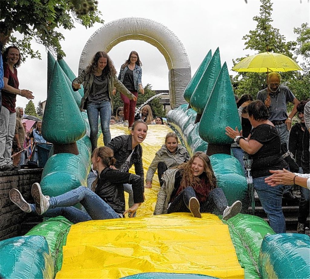 Die Zehntklässler genießen sichtlich das symbolisch letzte Teilstück ihrer Schullaufbahn.
