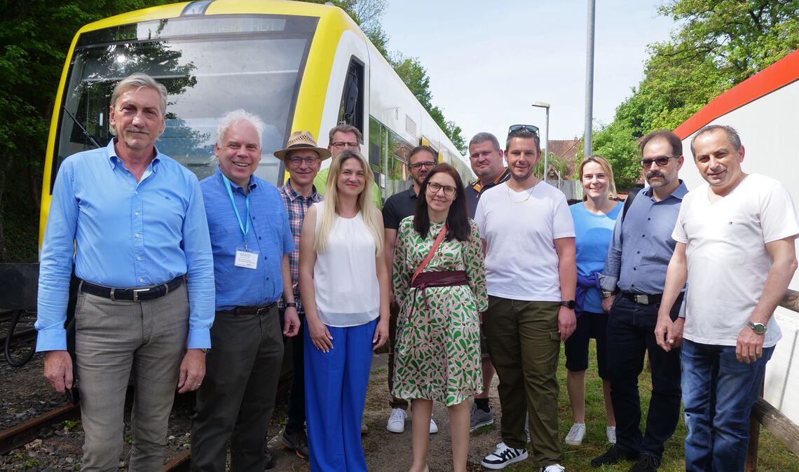 Die Zeichen für die Reaktivierung der Stichstrecke in Maulbronn stehen auf Grün. Karl Velte (v.li.), Matthias Lieb sowie zahlreiche Vertreter und Gäste der Bürgerlichen Wählervereinigung Maulbronn freuen sich darüber. Foto: Friedrich