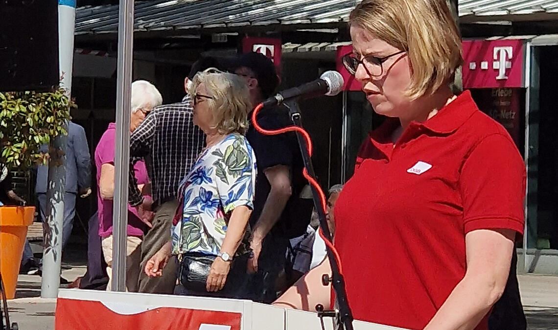 „Die Zeichen stehen auf Sturm“: DGB-Vertreterin Diebel-Ebers kündigt Kampf um jeden einzelnen Arbeitsplatz an. Fotos: Friedrich