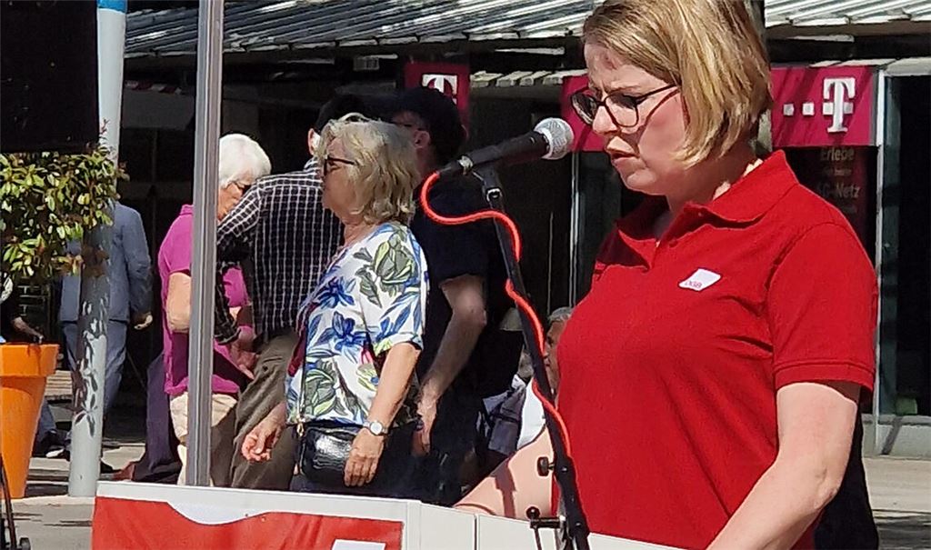 „Die Zeichen stehen auf Sturm“: DGB-Vertreterin Diebel-Ebers kündigt Kampf um jeden einzelnen Arbeitsplatz an. Fotos: Friedrich